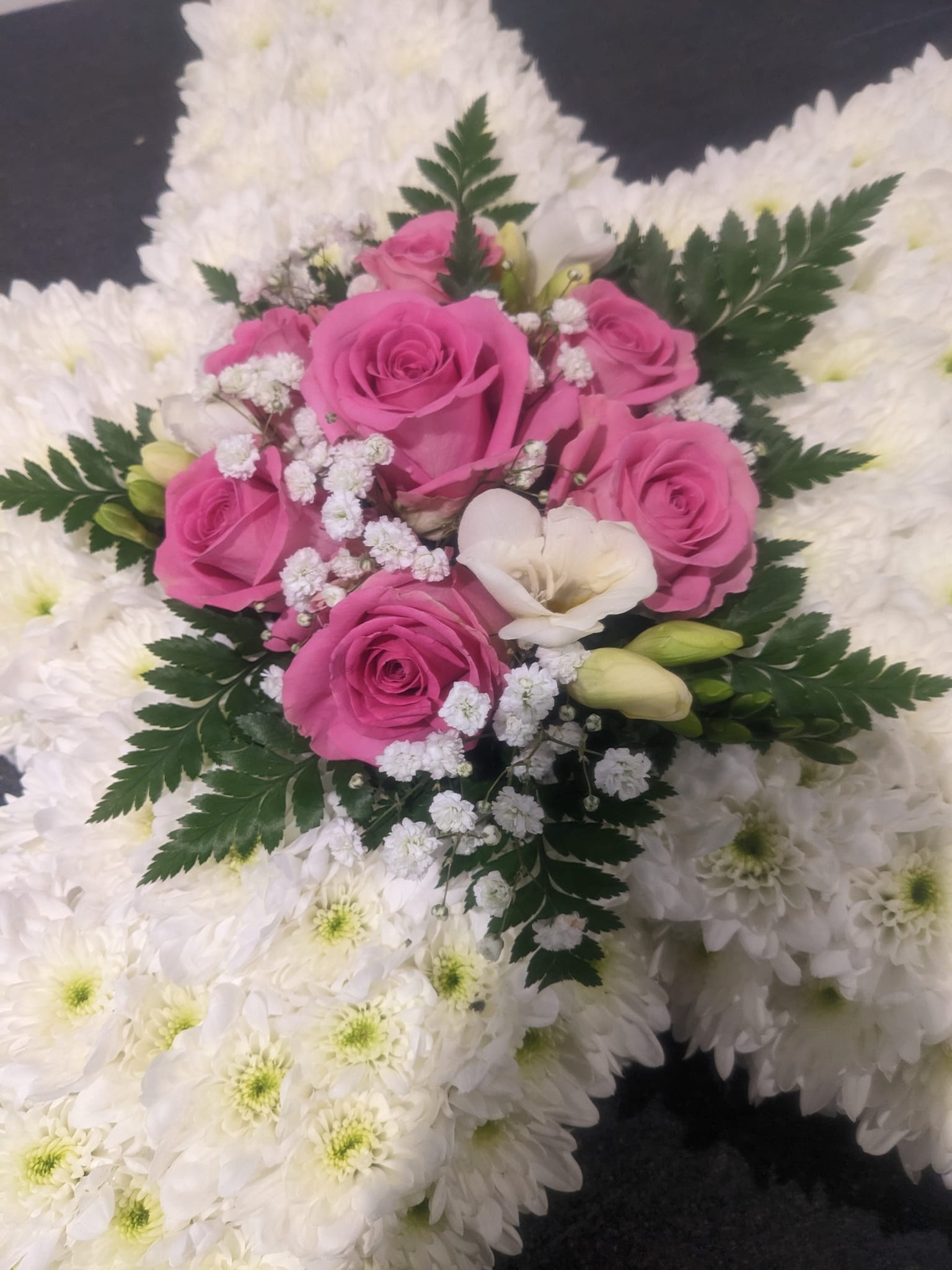 QVZkLUdlejlybV95VVVwLQ Handcrafted bouquet from Pints & Petals – premium florist in Wigan offering bouquets, terrariums, funeral flowers, wedding flowers and gifts.
